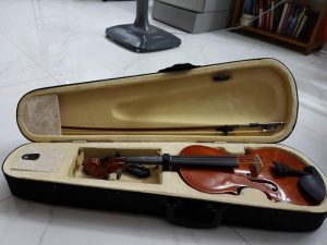 2.2.1. Liên quan đến cây đàn Violon Tác giả Ngô Văn Thành thực hiện khá nhiều công trình nghiên cứu cũng như biên soạn nhiều tài liệu liên quan đến cây đàn Violon như: Sự hình thành và phát triển nghệ thuật đàn Violon ở Việt Nam [39] thực hiện năm 1996. Công trình này đề cập đến quá trình hình thành và phát triển nghệ thuật Violon ở Việt Nam. Vai trò ý nghĩa của tác phẩm Việt Nam cho Violon trong quá trình phát triển nghệ thuật Violon chuyên nghiệp ở Việt Nam cũng như triển vọng phát triển của nền nghệ thuật Violon trong thời gian sắp tới. Tuyển tập các tác phẩm Việt Nam cho Violon, tập 1 [40] xuất bản năm 1999, và tập 2 [41] xuất bản năm 2001. Cũng trong năm 2001. Những tác phẩm được tuyển chọn trong 2 tuyển tập này được viết riêng cho Violon, mang những sắc thái riêng và làm nổi bật tính đặc trưng của loại nhạc cụ này. Năm 2002, tác giả Đỗ Xuân Tùng biên soạn cuốn Kỹ thuật thực hành Violon [49]. Cuốn sách cung cấp những kiến thức cơ bản và nâng cao trong diễn tấu Violon. Đây là những nội dung chính được đưa vào giảng dạy cho học sinh học Violon ở Nhạc viện Hà Nội trước đây, nay là Học viện Âm nhạc quốc gia Việt Nam. Trong năm 2008, tác giả Ngô Hoàng Linh bảo vệ thành công đề tài Sự hình thành và phát triển âm nhạc giao hưởng Việt Nam và một số vấn đề về nghệ thuật biểu diễn dàn nhạc giao hưởng [22] tại Học viện Âm nhạc Quốc gia Việt Nam. Công trình này khái quát về sự phát triển nền nghệ thuật âm nhạc giao hưởng thế giới và quá trình du nhập âm nhạc Châu Âu và Việt Nam. Sự ra đời và phát triển của nghệ thuật giao hưởng Việt Nam trên các mặt đào tạo, sáng tác và biểu diễn. Qua đó khẳng định những thành tựu đạt được và phát hiện những vấn đề bất cập cần khắc phục để có thể đẩy mạnh hơn nữa sự phát triển của loại hình nghệ thuật này. Cũng trong năm 2008, tác giả Đỗ Kiên Cường viết cuốn Các nhạc cụ trong dàn nhạc giao hưởng [10]. Cuốn sách giới thiệu hình dạng, cấu tạo và công dụng của những nhạc cụ thuộc bộ đàn dây gồm có đàn Violon, đàn Viola, đàn Cello, đàn Contrabass. 2.2.2. Liên quan đến âm nhạc cổ điển phương Tây Năm 1973, tác giả Gievectơ, F.A viết bộ Phối khí [13], trong đó quyển 3 là: Dàn nhạc đại giao hưởng, dàn nhạc kết hợp với nhạc cụ độc tấu, dàn nhạc lớn sân khấu, dàn nhạc kết hợp với hát, dàn nhạc nhà binh. Công trình này do Hội nhạc sĩ Việt Nam xuất bản, trong đó có đề cập đến những bản nhạc phối khí dành cho các dàn nhạc: Đại giao hưởng, dàn nhạc kết hợp với nhạc cụ độc tấu, dàn nhạc lớn sân khấu, dàn nhạc kết hợp với hát, dàn nhạc nhà binh. Năm 1983, tác giả Hồng Đăng dịch cuốn Các nhạc khí trong dàn nhạc giao hưởng [12]. Cuốn sách này nghiên cứu các nhạc khí thuộc bộ dây, bộ gỗ, bộ đồng, bộ gõ,... Trước đó, năm 1959, tác giả Huy Du viết tác phẩm Miền Nam quê hương ta ơi: Độc tấu Violon và dàn nhạc giao hưởng. Năm 1970, nhạc sĩ Nguyễn Đức Toàn viết tổ khúc giao hưởng ba chương “Đất nước”. Sau này, Bộ Văn hóa Thông tin (nay là Bộ Văn hóa, Thể thao và Du lịch) và Viện Âm nhạc chủ biên cuốn Những tác phẩm giao hưởng Việt Nam: Vietnamese symphonies [8]. Trong đó các tác giả đã đề cập đến việc đưa những giá trị của nghệ thuật âm nhạc phương Tây khi sáng tác những tác phẩm mang sắc thái dân tộc bằng việc xử lý tiết tấu, cao độ trong việc xử lý giai điệu, mang lại vẻ thân thuộc cho người nghe. Năm 2000, nhóm tác giả (PGS.TS Tú Ngọc, PGS. TS Nguyễn Thị Nhung, TS Vũ Tự Lân, Nguyễn Ngọc Oánh, Thái Phiên) viết cuốn Âm nhạc mới Việt Nam - tiến trình và thành tựu [27]. Đây là một công trình khoa học đầu tiên được tổng kết dưới dạng chuyên luận, mang tính hệ thống, đánh giá cả một quá trình hình thành và phát triển của nền âm nhạc mới Việt Nam trong đó có âm nhạc thính phòng và giao hưởng Việt Nam trải dài gần toàn bộ thế kỷ XX. Nội dung cuốn sách là tài liệu quý phục vụ rất nhiều cho các mặt hoạt động sáng tác, biểu diễn, đào tạo, nghiên cứu, lý luận phê bình và công tác quản lý... Năm 2001, tác giả Nguyễn Thị Nhung viết cuốn Âm nhạc thính phòng - giao hưởng Việt Nam - Sự hình thành và phát triển - Tác phẩm và tác giả [36]. Đây là một công trình nghiên cứu nhằm khẳng định sự hình thành và phát triển của âm nhạc thính phòng - giao hưởng Việt Nam. Đóng góp của công trình sẽ giúp cho chúng ta sự hiểu biết đúng đắn và cần thiết vào việc nâng cao dân trí trong lĩnh vực Văn hóa - Nghệ thuật nói chung và cung cấp những tư liệu cho việc biên soạn các giáo trình âm nhạc, đồng thời thúc đẩy sự sáng tạo của các nhạc sỹ, các nghệ sỹ biểu diễn cho loại hình âm nhạc này. Năm 2007, tác giả Nguyễn Thế Tuân bảo vệ thành công luận án tiến sĩ ngành nghệ thuật tại Nhạc viện Hà Nội, với đề tài Nhạc giao hưởng Việt Nam - một tiến trình lịch sử [46]. Công trình này nghiên cứu các tác phẩm giao hưởng Việt Nam gồm đủ thể loại: Thơ giao hưởng, Ballade, Ouverture, Rhapsodi,... trong đó phân tích các đặc điểm âm nhạc giao hưởng Việt Nam với các lĩnh vực khác: văn hoá học, mỹ học, xã hội học, triết học,... Năm 2010, đề tài luận án tiến sĩ nghệ thuật âm nhạc Âm nhạc giao hưởng Nga - Xô Viết và sự ảnh hưởng đối với lĩnh vực âm nhạc giao hưởng Việt Nam [14] được tác giả Nguyễn Thiếu Hoa bảo vệ thành công tại Học viện Âm nhạc Quốc gia Việt Nam. Công trình này nghiên cứu và giới thiệu nền âm nhạc Nga - Xô Viết trong thời kỳ chiến tranh vệ quốc vĩ đại và sau chiến thắng phát xít Đức. Phân tích những tác phẩm giao hưởng của các nhạc sĩ lỗi lạc, đại diện cho lĩnh vực âm nhạc giao hưởng Nga - Xô Viết. Nghiên cứu những thành tựu trong lĩnh vực sáng tác, biểu diễn và lý luận của nền âm nhạc Việt Nam. 2.2.3. Những nghiên cứu, tài liệu liên quan đến giảng dạy nhạc cụ phương Tây nói chung và Violon nói riêng Một số giáo trình về âm nhạc có đề cập đến cao độ, tiết tấu cũng là tài liệu tham khảo cần thiết của đề tài như: Năm 1997, tác giả Ngô Ngọc Thắng biên soạn cuốn Nhạc lý nâng cao thực hành [44]. Những khái niệm về tiết tấu, giai điệu, hòa âm (chương 2); âm giai, âm thức (chương 5); xác định âm thể (chương 6) và chuyển hợp âm,… là những nội dung cần thiết liên quan đến đối tượng nghiên cứu của luận án. Năm 2001, nhạc sĩ Vũ Tự Lân dịch cuốn Lý thuyết âm nhạc cơ bản của tác giả V.A.VA-KHRA-MÊ-ÉP [24]. Cuốn sách này nhằm mục đích khái quát kiến thức âm nhạc trên những khái niệm điệu thức, tiết nhịp, tiết tấu, quãng, hợp âm,… được trình bày như những thành tố độc lập. Bên cạnh đó, nội dung cuốn sách giúp người học biết cách tiếp thu tác phẩm âm nhạc có ý thức hơn, nhận thức đúng về nội dung tác phẩm âm nhạc khi biểu diễn. Năm 2003, cuốn Giáo trình đọc - ghi nhạc: Giáo trình cao đẳng Sư phạm [50] của tác giả Phạm Thanh Vân, Nguyễn Hoàng Thông bao gồm các bài luyện đọc và ghi nhạc cho sinh viên như các kiểu luyện tập gam, quãng, tiết tấu, ghi nhớ âm nhạc hay việc ghi cao độ, tiết tấu và giai điệu. Năm 2005, tác giả Nguyễn Ngọc Ban thực hiện đề tài nghiên cứu Vận dụng giáo trình chuyên nghiệp để dạy Violon cho thiếu nhi Huế [6]. Trong nghiên cứu của mình, tác giả đã đưa những khái niệm cơ bản trong giáo trình chuyên nghiệp như tư thế, kỹ thuật kéo vĩ, cách thức kiểm soát cao độ, tiết tấu trong việc dạy Violon cho phù hợp đối tượng học là thiếu nhi. Năm 2009, Trường Cao đẳng Nghệ thuật Hà Nội biên soạn bộ giáo trình dạy Violon cho học sinh, sinh viên trình độ trung cấp, cao đẳng [31-33]. Trong bộ giáo trình này, tùy theo từng bậc học, nhóm tác giả đã căn cứ theo những tài liệu dạy Violon trong và ngoài nước để biên soạn cho phù hợp với đối tượng học ở Việt Nam, chú trọng đến việc thực hành những kĩ thuật cơ bản của Violon. Tuy nhiên, do trình độ của nhóm tác giả còn có những hạn chế nhất định nên chất lượng giáo trình chưa tốt dẫn đến việc kiểm soát người học về cao độ, tiết tấu chưa được chú trọng. Năm 2016, nhân dịp kỉ niệm 60 năm thành lập Học viện Âm nhạc quốc gia Việt Nam, tác giả Lê Anh Tuấn và Nguyễn Phúc Linh viết cuốn Phương pháp tư duy tích cực và sáng tạo trong giáo dục âm nhạc [47]. Đây là một công trình nghiên cứu chuyên sâu về phương pháp tư duy tích cực và sáng tạo trong giáo dục âm nhạc ở bậc đại học và sau đại học. Nội dung cuốn sách đã đề cập, lý giải ở mức độ khái quát về phương pháp tư duy tích cực và đi sâu phân tích về phương pháp tư duy sáng tạo. Tác giả đã đưa người đọc đến những vấn đề cụ thể trong đời sống âm nhạc, đặc biệt là trong việc giáo dục và học tập tại các trung tâm đào tạo âm nhạc chuyên nghiệp trên phạm vi toàn quốc. Cuối cùng, tác giả khẳng định vai trò và tầm quan trọng của phương pháp tư duy tích cực và sáng tạo có ảnh hưởng không chỉ tới mỗi cá nhân mà còn ảnh hưởng tới mọi lĩnh vực: nghiên cứu, lý luận và sư phạm cũng như có tác động mạnh mẽ tới toàn bộ đời sống và hoạt động âm nhạc của đất nước ta trong thời kỳ mới.