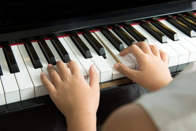 Lưu ý khi chọn ghế học đàn piano dành cho người tập học đàn