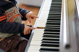 Lý do nên chọn đàn piano cơ cho bé chơi